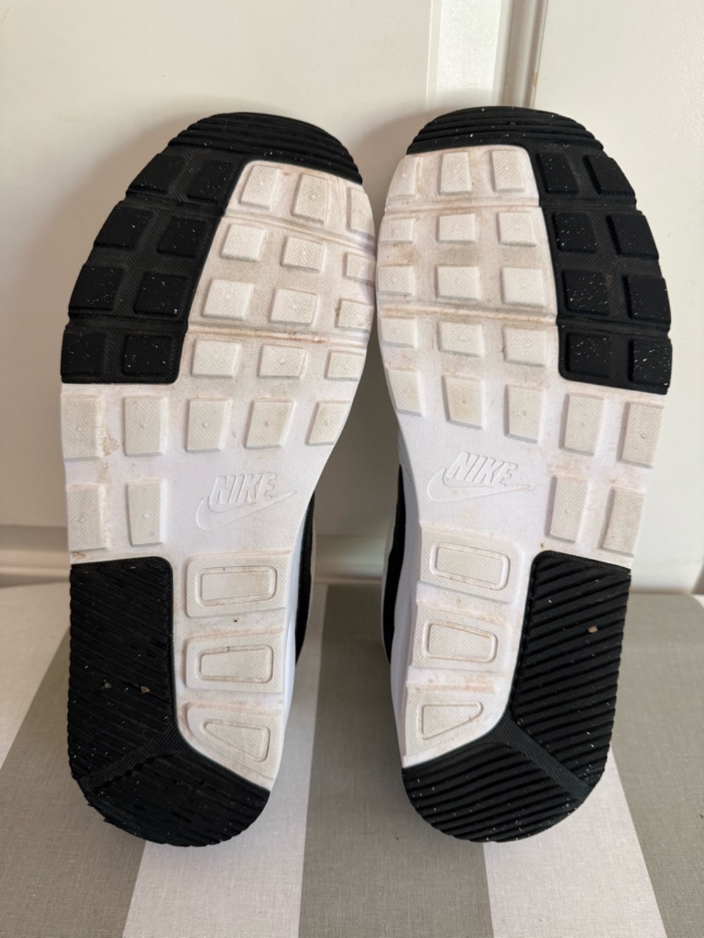 Nike White Air Max SC Sneakers with Black Swoosh - Picture 5 of 12